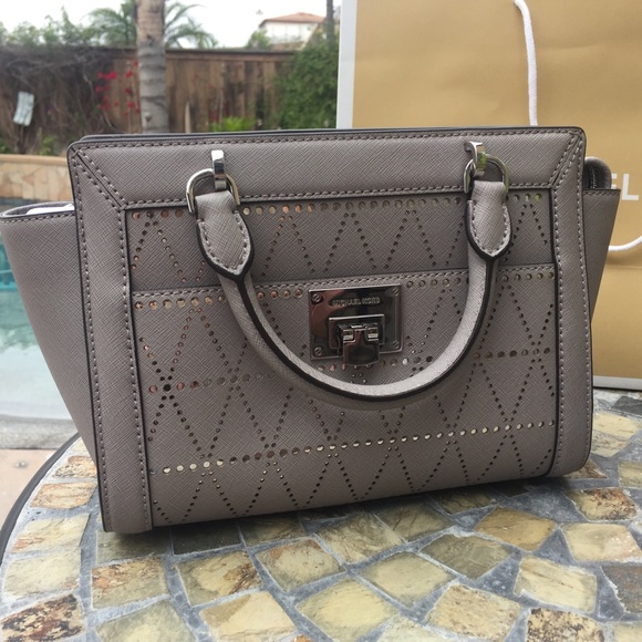 ❌🚫SOLD🚫❌ Michael Kors Tina Small Grey messenger - Picture 2 of 5